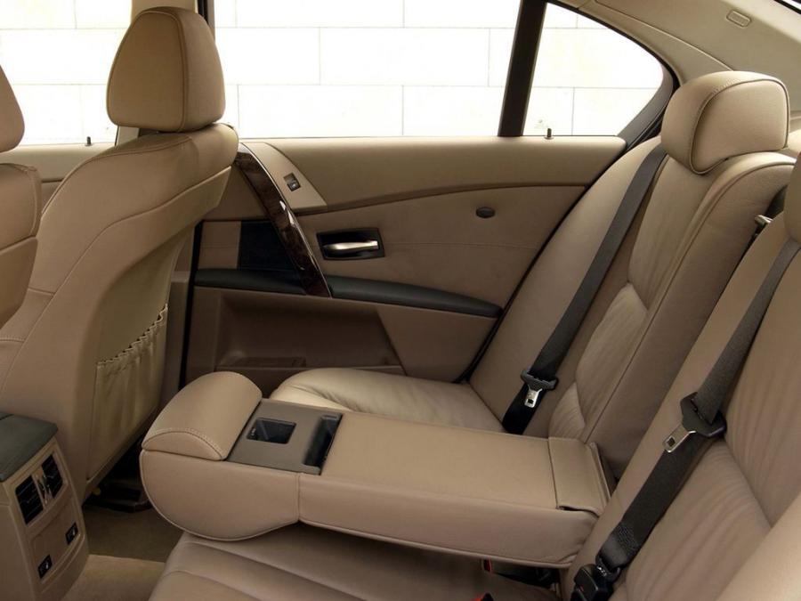  BMW 545i Sedan 2003 года  (ZA) (фото 2 из 7)